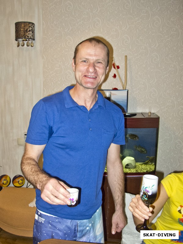 Юрков Юрий, так уж получилось, что закончив нырять на водохранилище, мы попали к Юре на День Рождения, 45 лет нашему легендарному дайверу исполнилось!