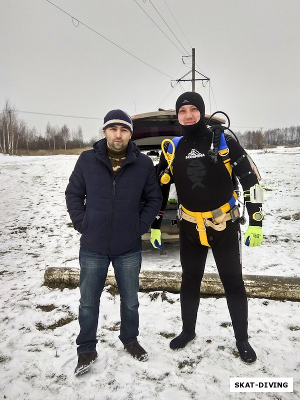 Павлючков Иван, Красный Валерий, примерно год назад в этом месте сам Валера смотрел на собирающихся под воду аквалангистов, теперь Иван в его роли...
