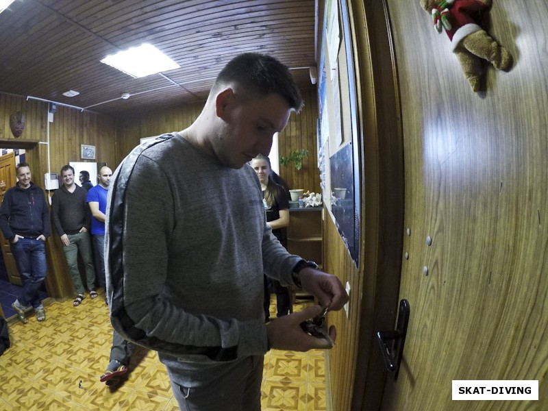 Федорук Дмитрий, упражнение по открыванию двери неизвестной связкой ключей на задержке дыхания