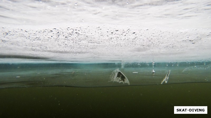 А вот так видит аквалангист лед, когда его маска с ним на одном уровне