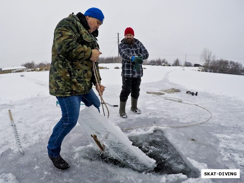 Быченков Дмитрий, Зеленев Андрей, лед пока не очень толстый, так что наш богатырь легко выдергивал выпиленные куски льда