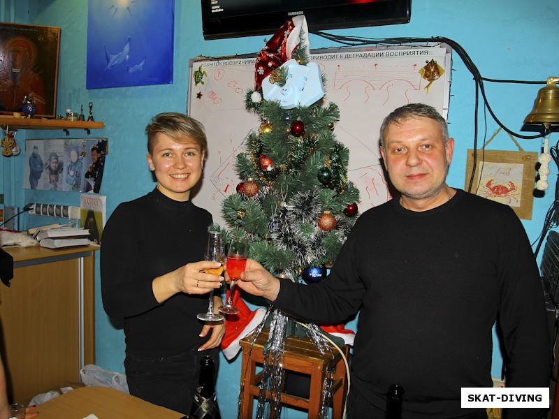 Харитонова Оксана, Харитонов Максим, фото у клубной новогодней елки тоже для семейного архива, видимо
