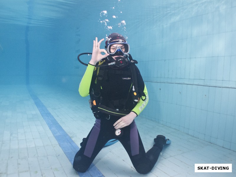 Семионова Анна, первый подводный «OK» после спуска на мелкую часть бассейна