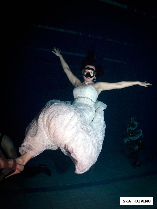 Сканцева Павлина, если долго смотреть на фотографию, можно увидеть вместо платья огромную белую медузу, на фоне которой фотографируется фридайвер