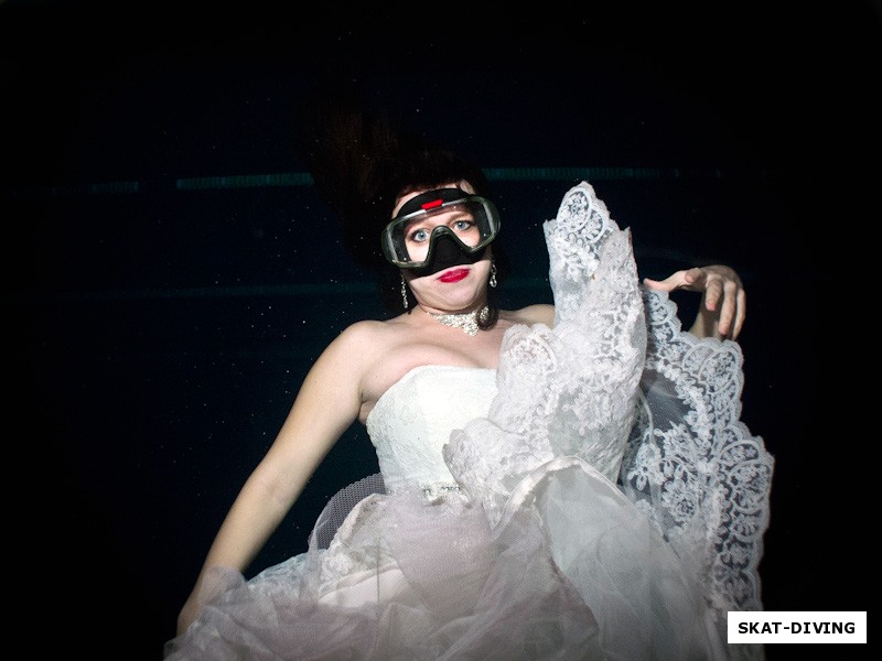 Сканцева Павлина, а ведь если поддуть платье снизу воздухом, можно под водой повторить знаменитый трюк Мэрилин Монро