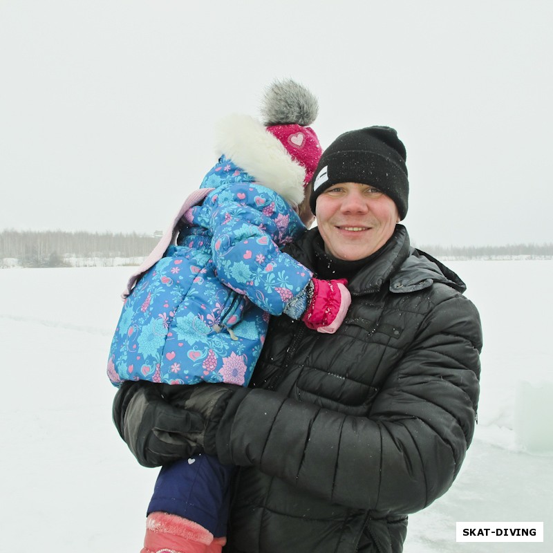 Петрухин Дмитрий, приобщает дочь к своему подводному увлечению даже зимой