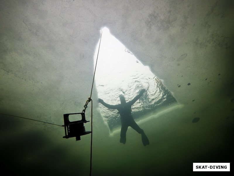 Фридайвер ныряющий на задержке дыхания готовится к очередному спуску под лед