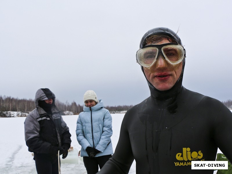 Евдокимов Александр, с полностью открытым лицом собирается в ледяную воду