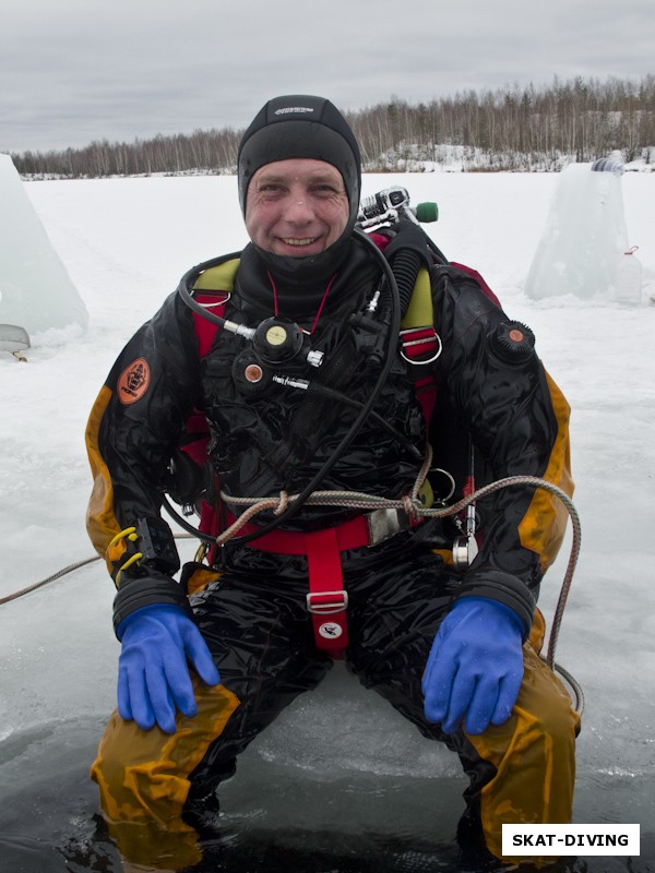 Азаркин Юрий, завершал подледную программу, улыбается после 40 минут в ледяной воде