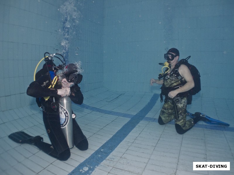 Чмутов Сергей, Яшкин Владимир, а в другом углу бассейна у начинающих клубных аквалангистов свои вызовы