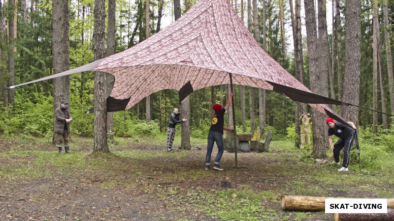 По традиции поставили клубный шатер, как правило, после этого дождя не бывает