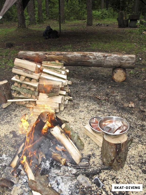 В этот выезд лагерь выглядел очень натурально, благодаря бензопиле Валеры Субботина мы организовали дрова и удобные лавочки