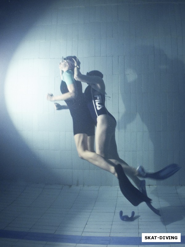 Тиминская Марина, Балакина Татьяна, демонстрация техники подъема напарника без сознания со дна бассейна
