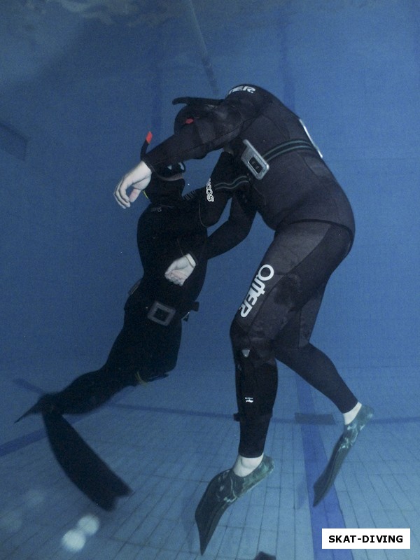 Еще один норматив - помощь ныряльщику без сознания, в жизни вероятность его применить низкая, а вот в бассейне на тренировках - вполне!