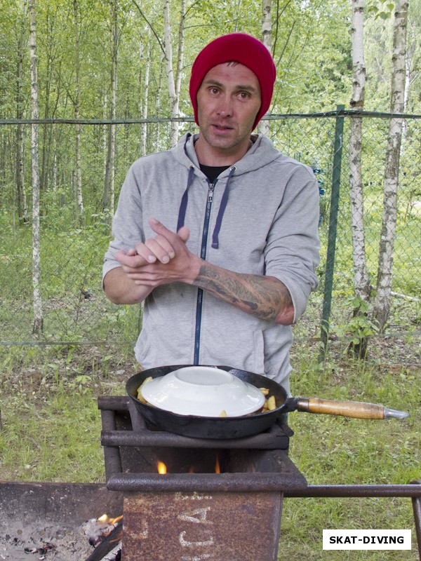 Корнеев Алексей, то ли готовит всем картошку, то ли греет руки у огня