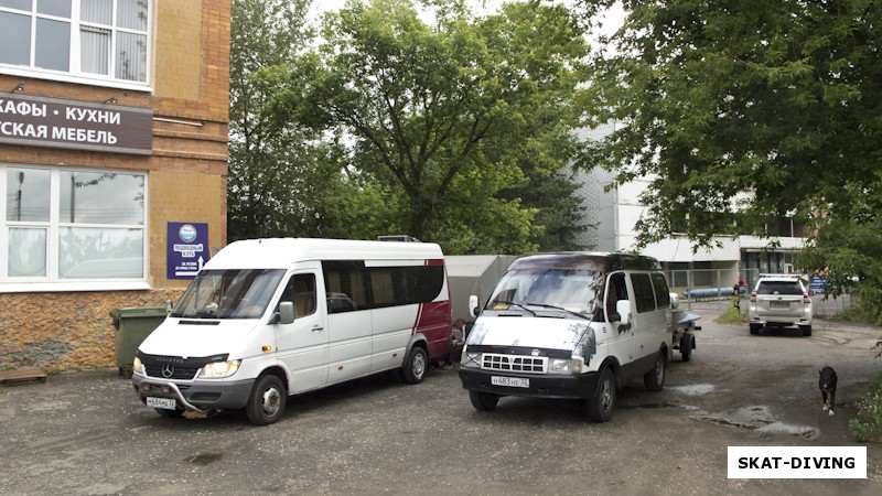 Два автобуса, два прицепа и несколько легковых авто - группа собирается на Сейм