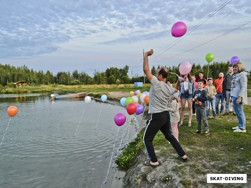 Гениальное изобретение Валеры Красного - плавающие по озеру надувные шары...