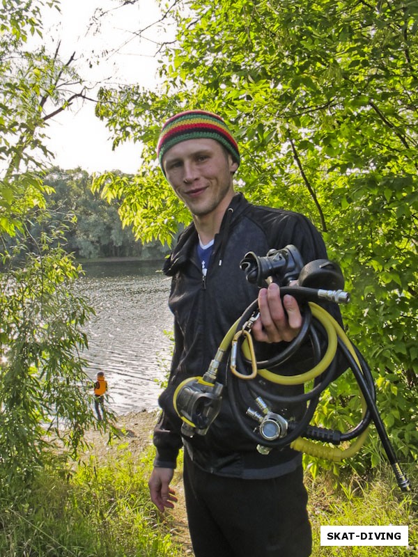 Щербаков Дмитрий, с гениальным устройством, позволяющим нам дышать под водой, в руках