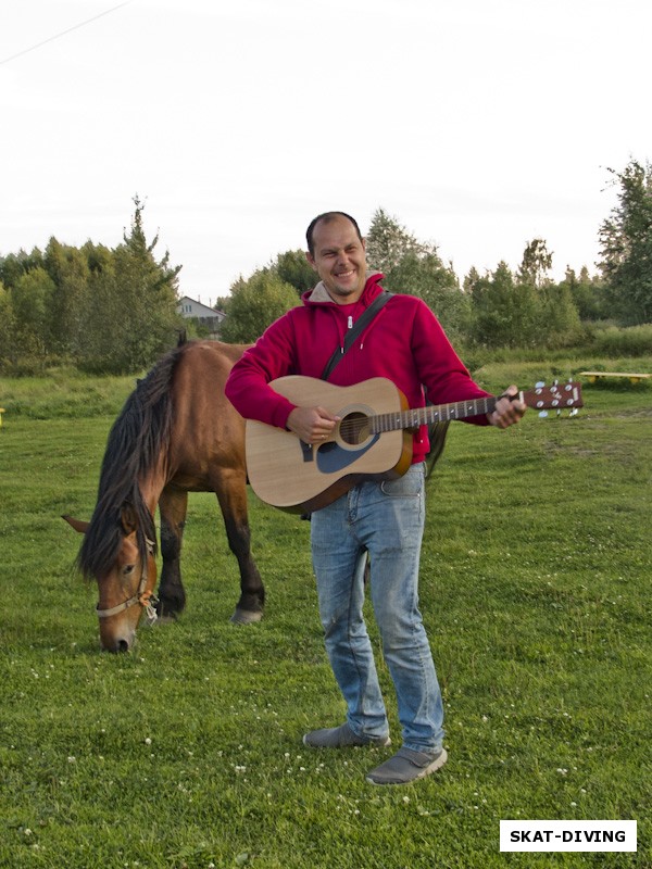 Леонов Дмитрий, как он поет песню про коня в поле, мы услышали аж с другого берега