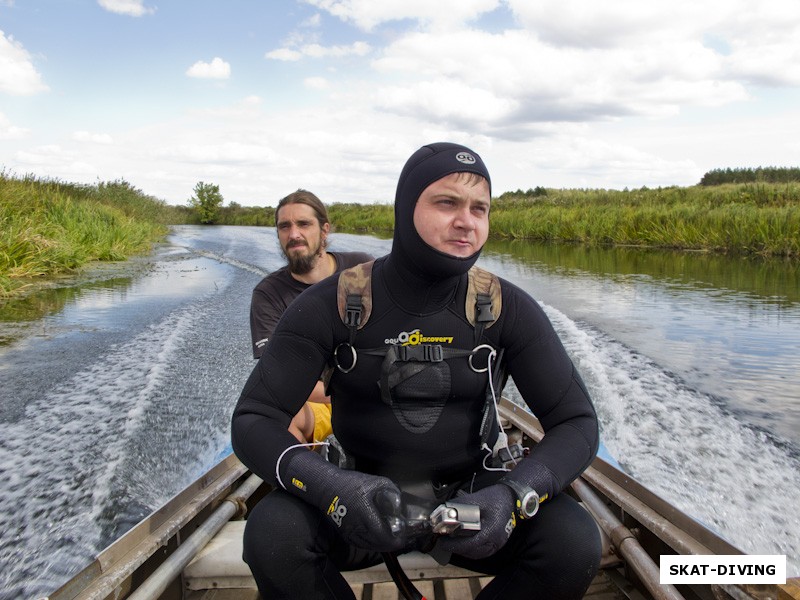 Романов Артем, Изотко Петр, забрасываем подводного охотника подальше от лагеря