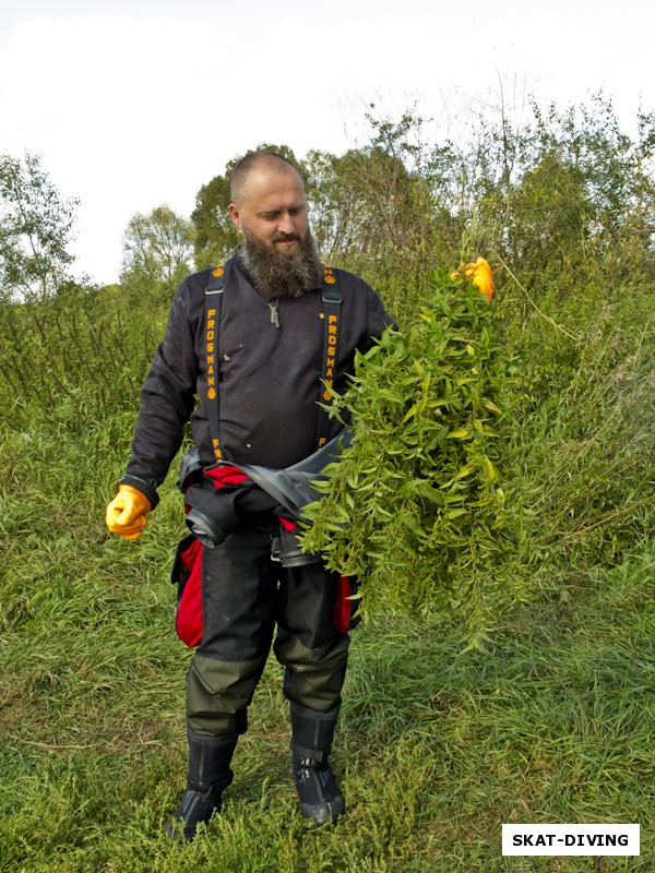 Зеленев Андрей, благодаря сухому костюму «ФРОГМАН» собирать крапиву - одно удовольствие