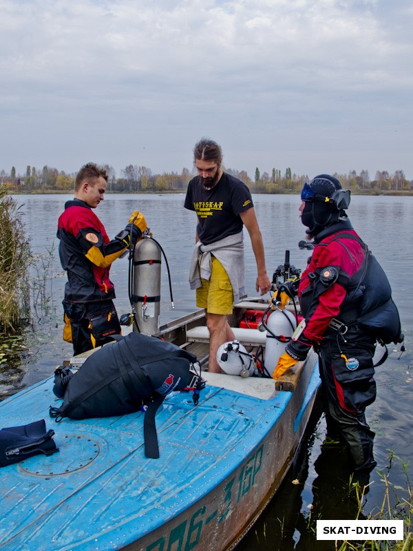 Зеленев Максим, Романов Артем, Зеленев Андрей, возврат в лагерь на лодке