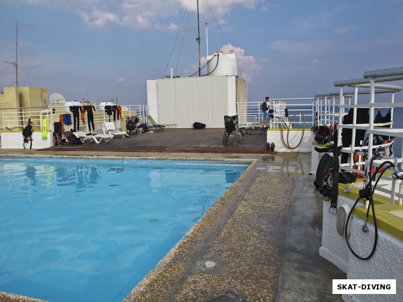 А вот и идеальное место для опреснения и сушки снаряжения - крыша нашего отеля ФЛАМИНГО с бассейном
