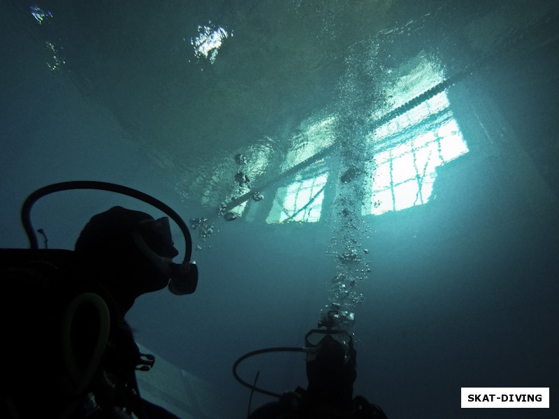 Кажется что там 4,5 метра, но объем и подводный масштаб бассейна ДОСААФ ощущается