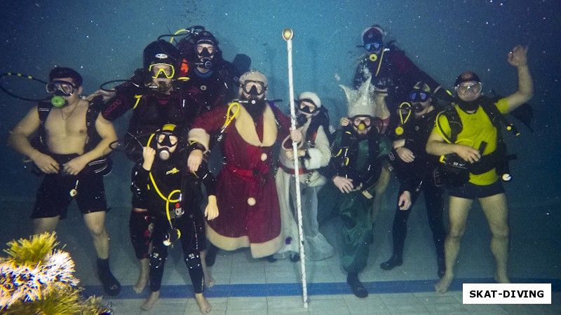 Под воду ходили командами по 8 человек