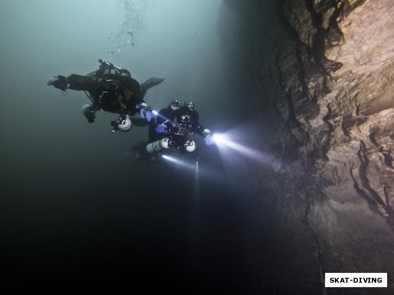 Леонов Дмитрий, Погосян Артем, глубина около 45 метров, с поверхности все еще пробивается достаточно много света