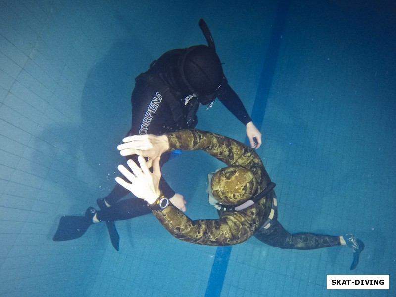Назаров Сергей, Изотко Артем, после продолжительного нырка инструктор страхует подъем подопечного