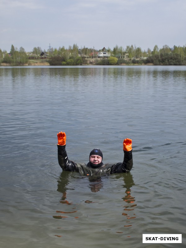 Харитонов Максим, в жаркую погоду вход в воду позволяет не только проверить герметичность соединений костюма, но и освежиться перед надеванием скубы