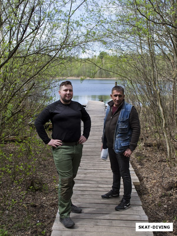 Черняков Дмитрий, Серегин Сергей, и молодая зеленая поросль у дорожки к озеру