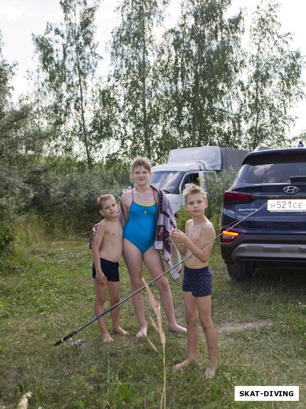 Быченков Максим, Быченкова Юлия, Красный Егор, дети собрались на рыбалку