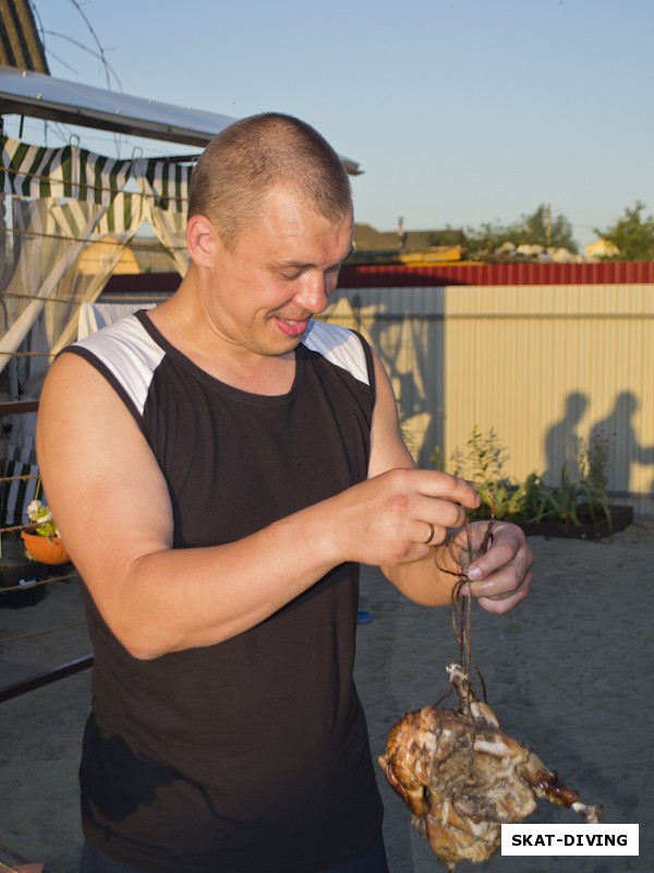 Быченков Дмитрий, с радостью готовил для всех, вот курятина из коптилки
