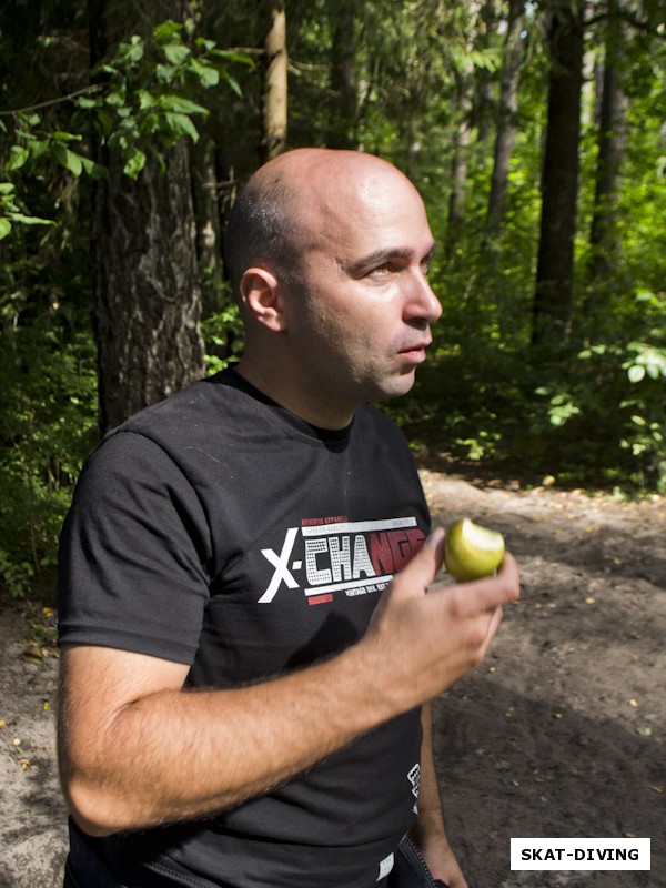 Павлючков Иван, Ваня тут для фона, внимательно посмотрите на яблоко в его руках, оказывается, около начала мостков есть яблоня с очень вкусными яблоками