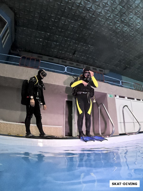 Быченков Дмитрий, Таршикова Виктория, при входе в воду дайвер держит дыхательный автомат, маску, а также октопус загубником вниз и манометр