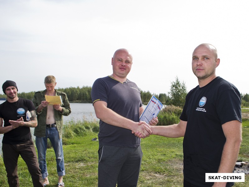 Кабишев Евгений, Изотко Артем, вручали не только дайверам, вот и подводный охотник получил сертификат!