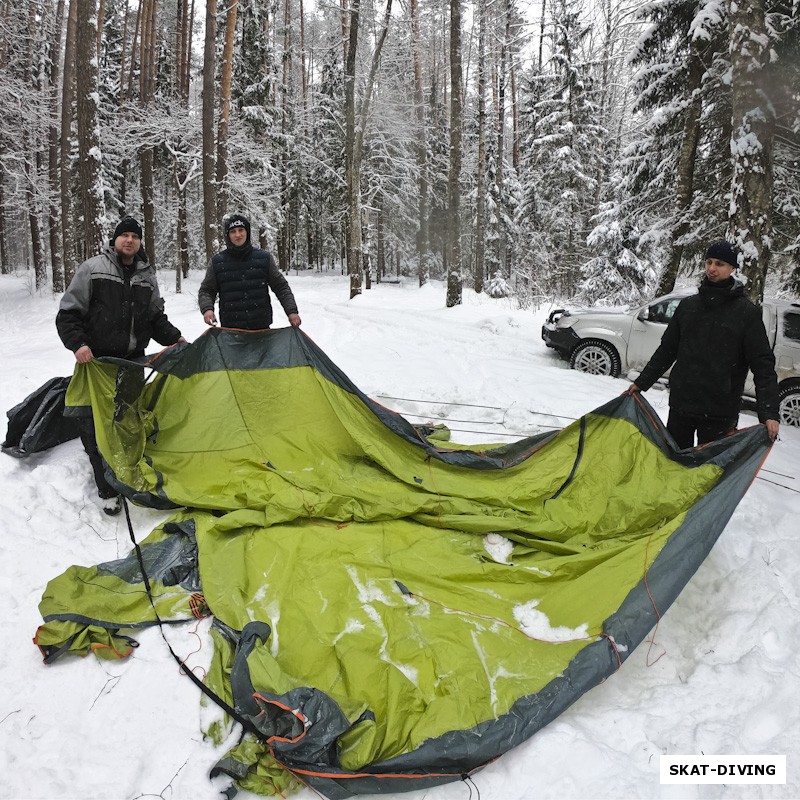 Изотко Артем, Медведков Александр, Пахомов Сергей, готовят палатку для переодевания