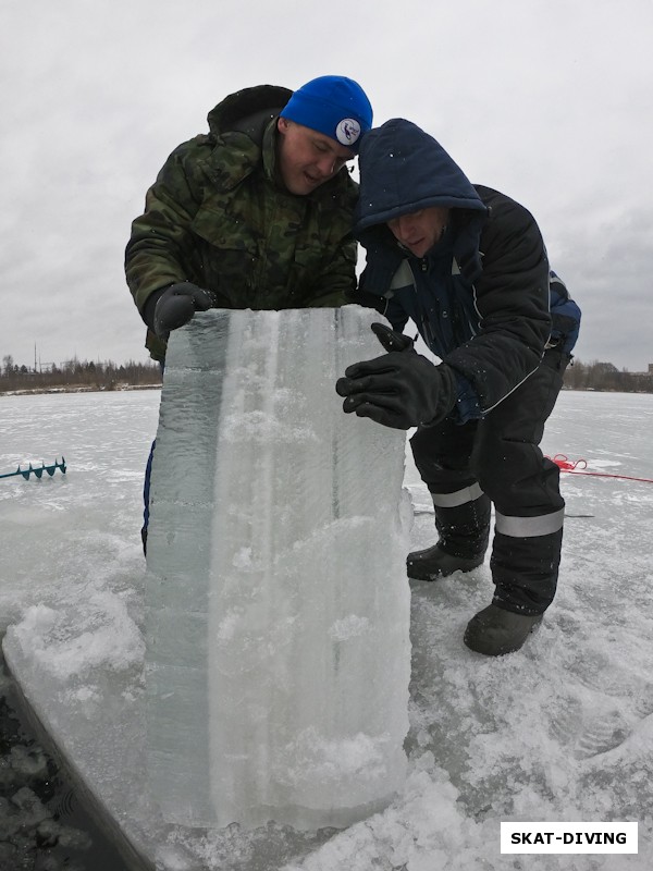 Быченков Дмитрий, Цилиакус Дан, четырехслойный, получается, первый (прозрачный) - замерзшая вода, а дальше таящий раз за разом снег намерзал все новым и новым слоем