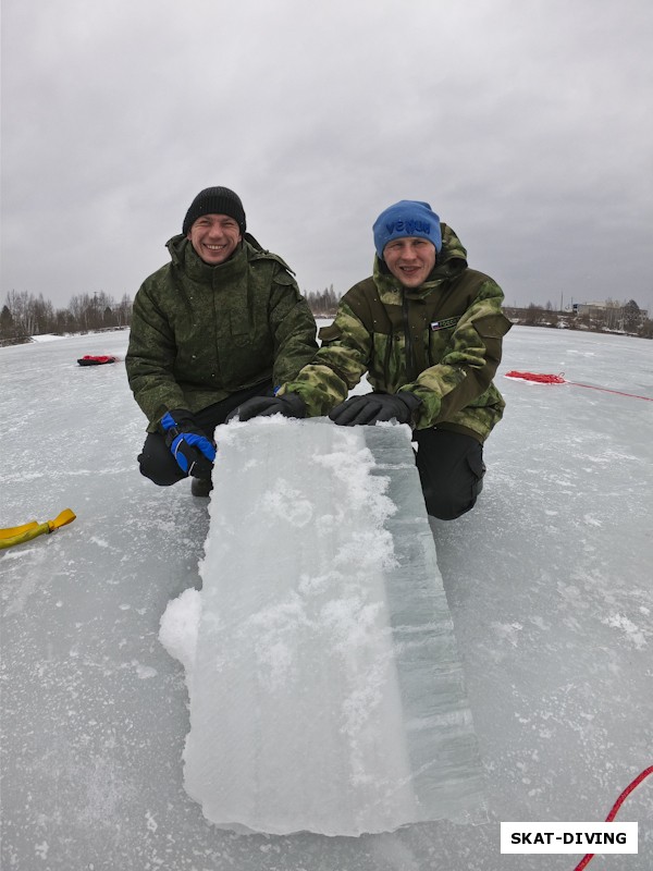 Волков Андрей, Щербаков Дмитрий, вот такая толщина льда была на ДСК седьмого марта