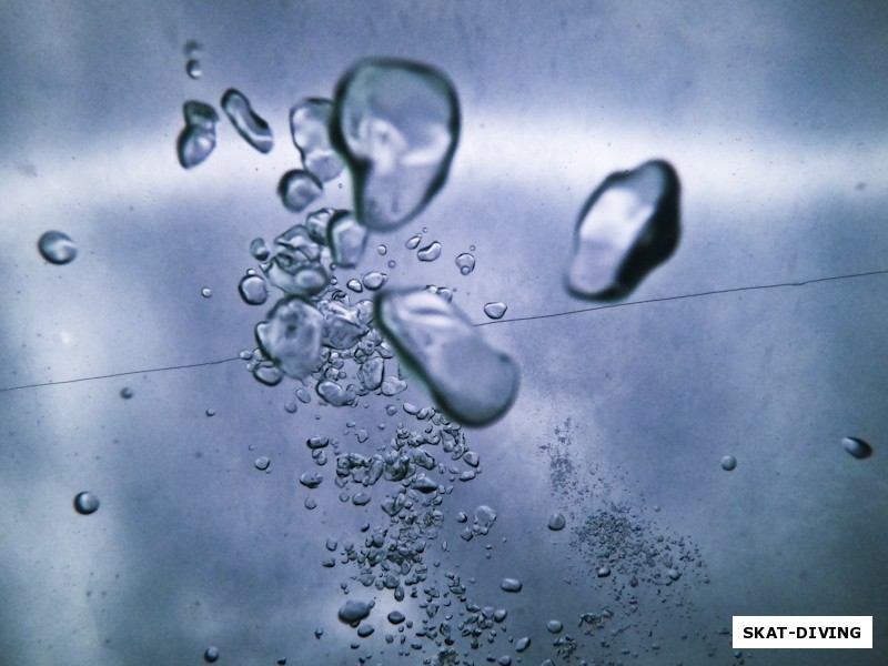 Внимательный увидит не только пузыри, но и фрагмент проставленного подо льдом ходовика