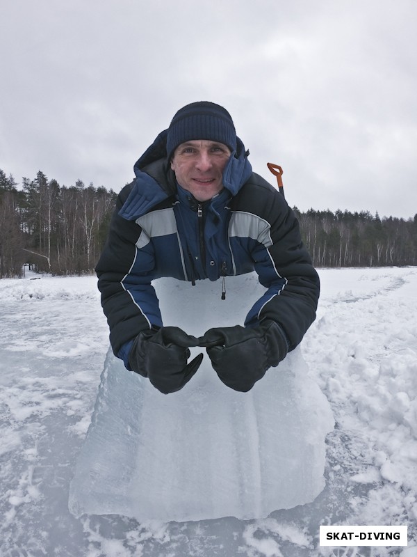 Цилиакус Дан, демонстрирует насколько толстый лед на озере, середина марта, между прочим