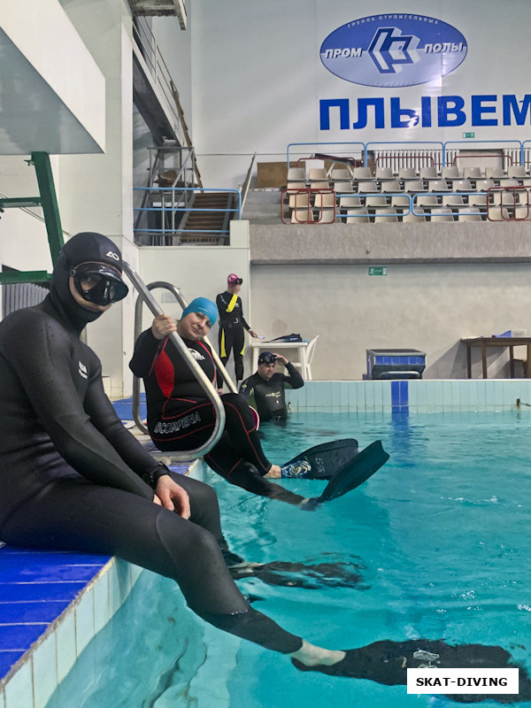 Шувалов Владимир, Осипенко Елена, все ждут команды от инструктора на вход в воду