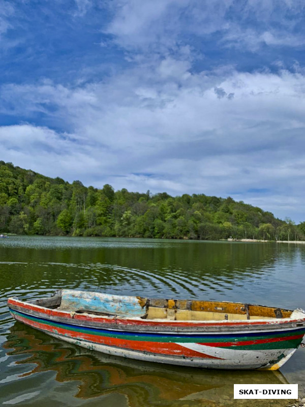 Лодка на Верхнем Голубом озере, с отсылкой к Индонезии