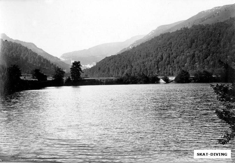 Голубое озеро в Кабардино Балкарии, черно-белое старое фото