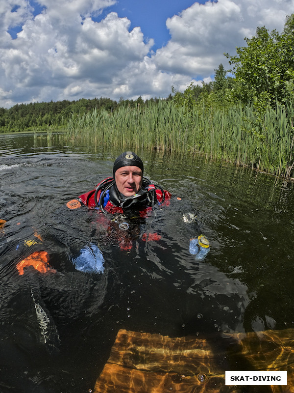 Алешин Руслан, в Бог его знает какое свое погружение в этом лесном озере продолжает удивляться подводным находкам
