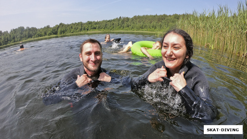 Дынин Роман, Иванова Анна, освежаются заливанием воды в костюм