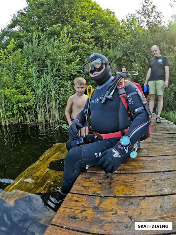 Смирнов Алексей, и неугомонный сынишка рядом, ждущий возможности запрыгнуть в воду