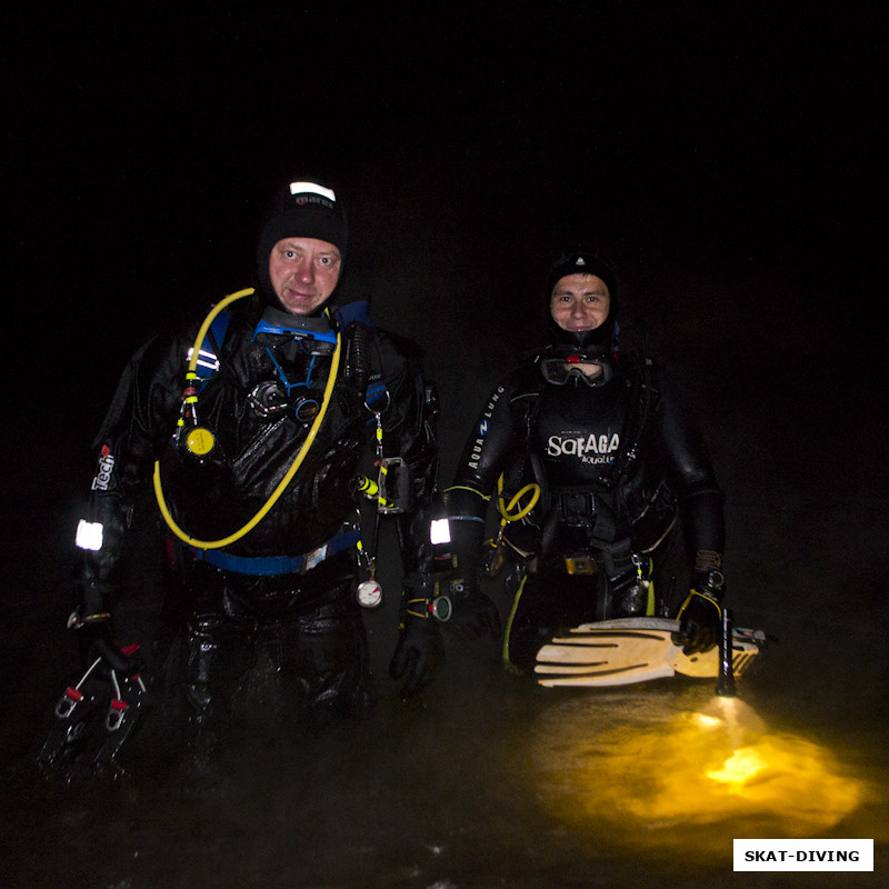 Шукста Игорь, Максимихин Дмитрий, аквалангист заходит в воду с включенным фонарем и не выключает его до выхода - одно из важных правил безопасности!